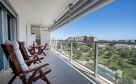 Kind Park - Sleek Apartment With Terrace & Parking