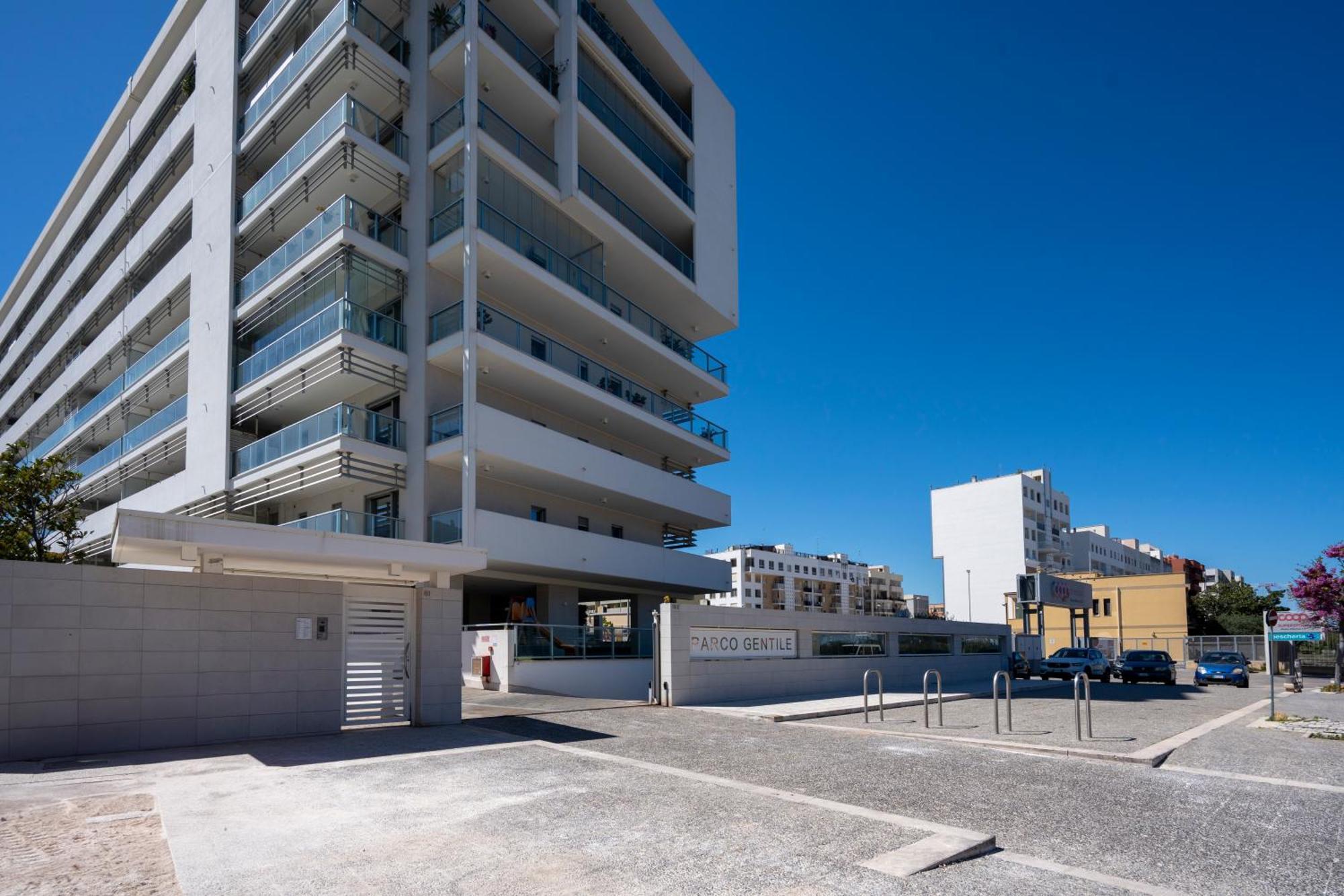 Kind Park - Sleek Apartment With Terrace & Parking Bari Esterno foto